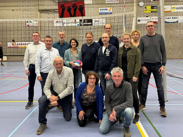 foto van de commissie, nieuwe bestuur en aftredende bestuursleden