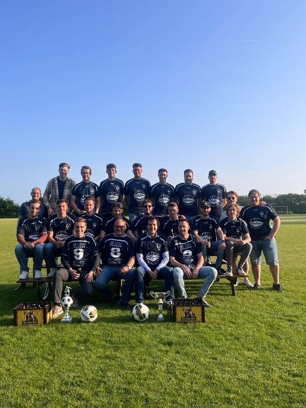 Groepsfoto met sponsoren