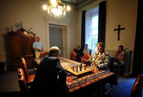 Spannend toneelspel met publiek in het decor